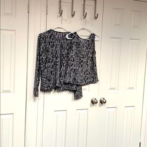 Two piece set, great with pant or skirt.